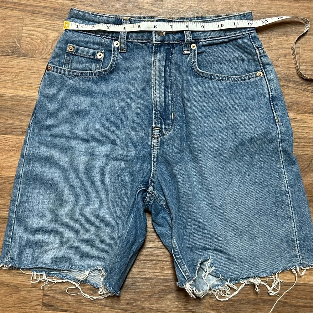 Divided H&M frayed medium wash mid-length women’s denim mom jean shorts Size 0
